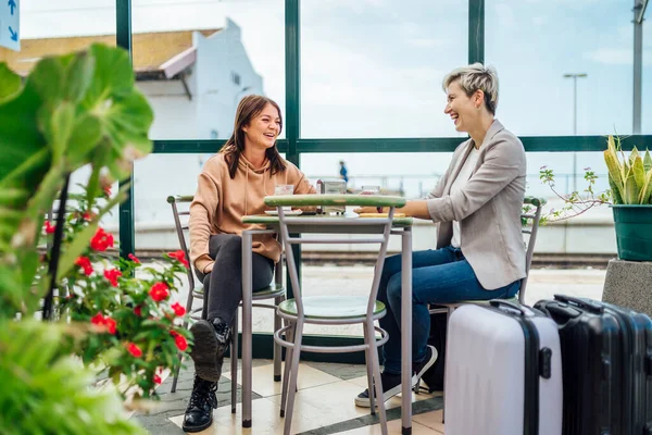 Two Travelling Women Luggage Drinking Coffee Train Station Portugal — Stock Photo, Image