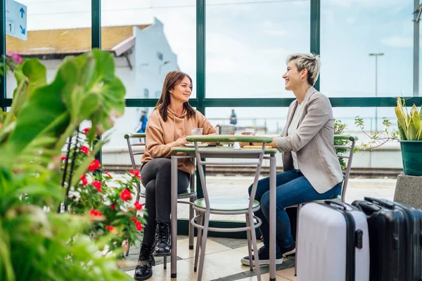 Two Travelling Women Luggage Drinking Coffee Train Station Portugal — Stock Photo, Image