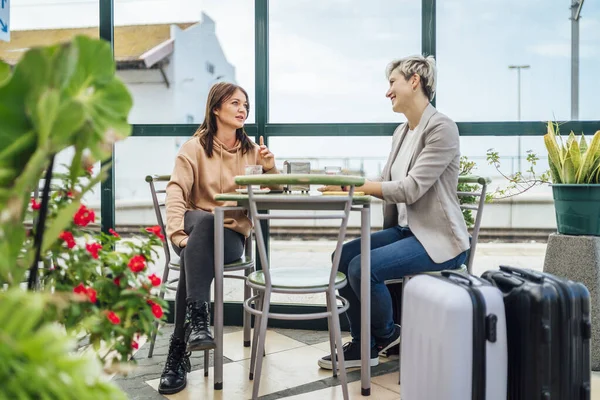 Two Travelling Women Luggage Drinking Coffee Train Station Portugal — Stock Photo, Image