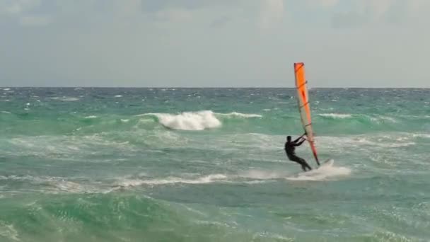 風のサーファーは イスキエルド グラン カナリア諸島 カナリア諸島 スペインの大西洋の波を楽しんでいます — ストック動画