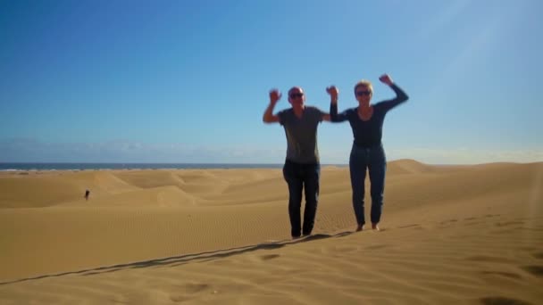 Ein Glückliches Paar Springt Zeitlupe Auf Den Dünen Von Maspalomas — Stockvideo