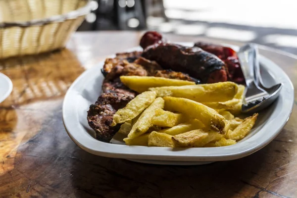 Carne Salsiccia Vitello Maiale Alla Brace Servita Con Patatine Fritte — Foto Stock