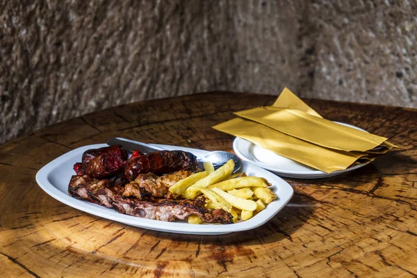 Carne Mista Grigliata Servita Con Patatine Fritte Ristorante Nella Grotta — Foto Stock