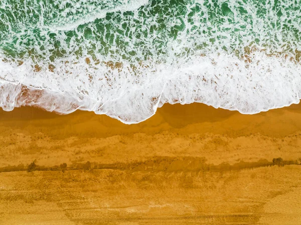 アルガルヴェ ポルトガルのアルブフェイラの砂浜で粉砕波のトップビュー — ストック写真