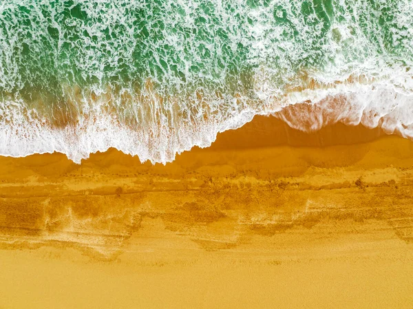 アルガルヴェ ポルトガルのアルブフェイラの砂浜で粉砕波のトップビュー — ストック写真