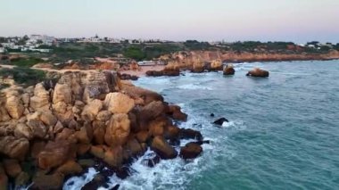 Günbatımında Atlantik Okyanusu kıyısındaki Sao Rafael sahilindeki uçurumların havadan görünüşü, Algarve, Portekiz