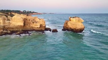 Günbatımında Atlantik Okyanusu kıyısındaki Sao Rafael sahilindeki uçurumların havadan görünüşü, Algarve, Portekiz