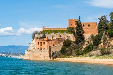 Kumlu sahil şeridi ve Ferragudo, Algarve, Portekiz 'deki Sao Joao kalesi.
