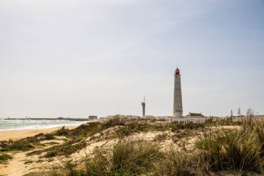 Sahil, kumullar ve deniz feneri Farol Adası, Faro Bölgesi, Algarve, Portekiz