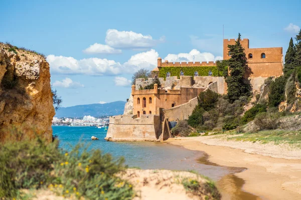 Kumlu Sahil Şeridi Ferragudo Algarve Portekiz Deki Sao Joao Kalesi — Stok fotoğraf