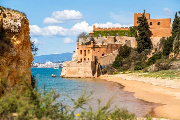 Linia Brzegowa Piaszczystą Plażą Zamek Sao Joao Ferragudo Algarve Portugalia — Zdjęcie stockowe