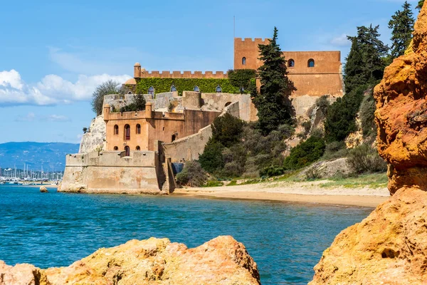 Linia Brzegowa Piaszczystą Plażą Zamek Sao Joao Ferragudo Algarve Portugalia — Zdjęcie stockowe