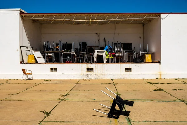 Vzor Nepořádných Židlí Stolů Venkovním Skladu Ostrově Farol Algarve Portugalsko — Stock fotografie