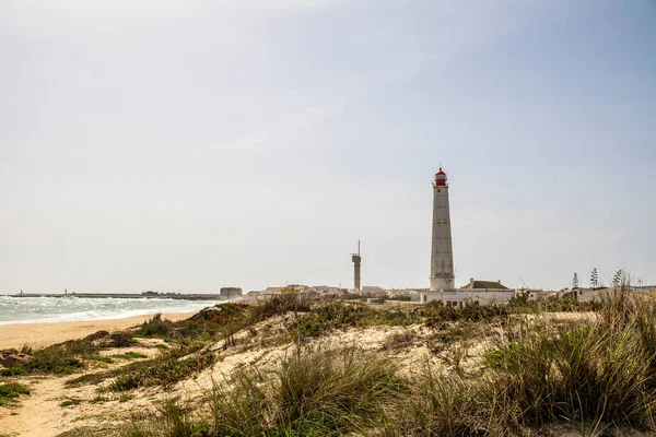 Strand Dyner Och Fyr Farol Island Faro District Algarve Portugal — Stockfoto