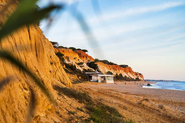 Portekiz, Algarve 'de yüksek kırmızı ve turuncu kayalıkları olan Falesia Sahili' nin güzel manzarası