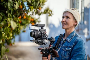 Sinema kurulumuna sahip bir kamera operatörü. Telsiz, video vericisi ve kablosuz mikrofon da dahil.