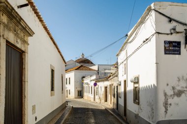 Faro, Algarve, Portekiz 'de beyaz boyalı binaları olan dar bir sokak.