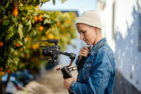 Operador Câmera Com Configuração Filme Incluindo Gimbal Transmissor Vídeo Microfone — Fotografia de Stock