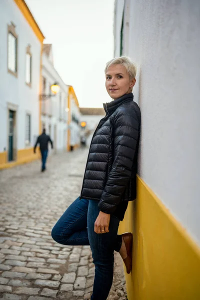 포르투갈 알가르베의 시내에 여자의 — 스톡 사진