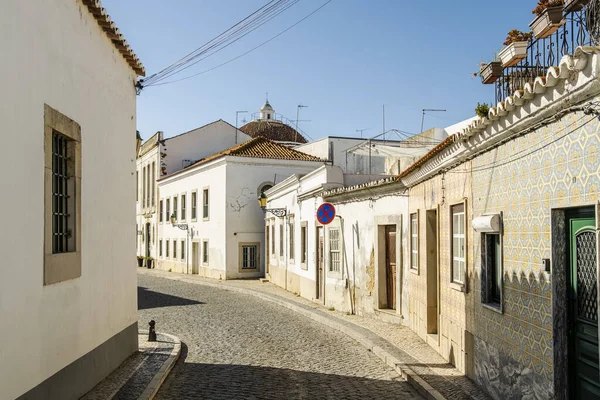 Faro Algarve Portekiz Beyaz Boyalı Binaları Olan Dar Bir Sokak — Stok fotoğraf
