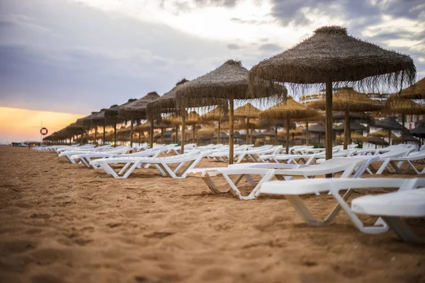 Kaunis Värikäs Auringonlasku Aurinkotuoleissa Sateenvarjoissa Vilamourassa Algarvessa Portugalissa — kuvapankkivalokuva