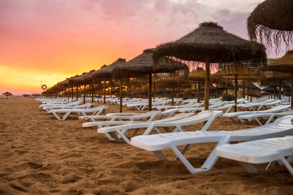 Beau Coucher Soleil Coloré Sur Chaises Longues Parasols Vilamoura Algarve — Photo