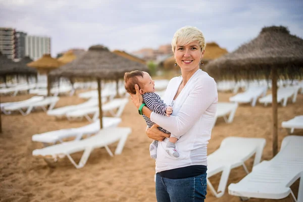 Мать Новорожденным Мальчиком Пляже Курорта Закате Алгарве Португалия — стоковое фото