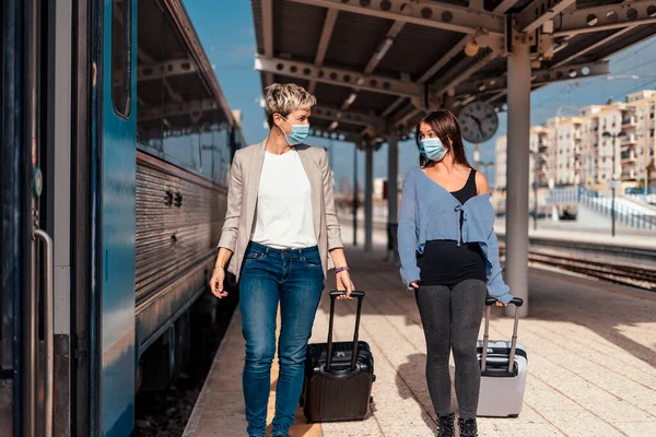 Two Happy Female Friends Protective Masks Walking Chatting Platform Train — Stock Photo, Image