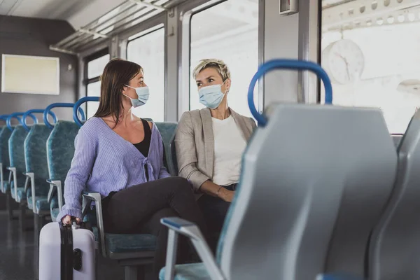 Casal Amigos Usando Máscara Conversando Bem Enquanto Viaja Trem — Fotografia de Stock