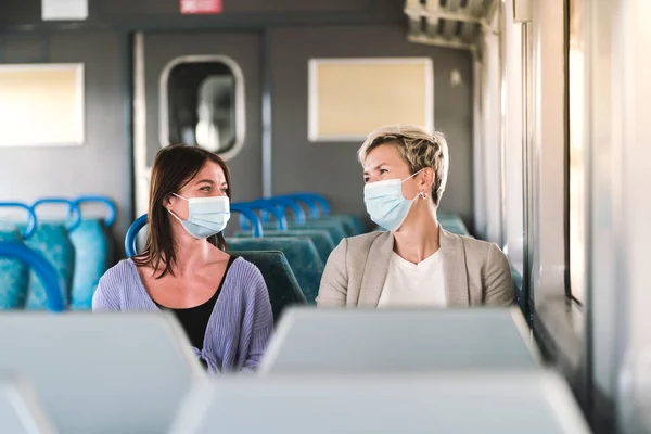 Casal Amigos Usando Máscara Conversando Bem Enquanto Viaja Trem — Fotografia de Stock