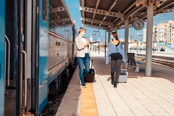 Two Happy Female Friends Protective Masks Walking Chatting Platform Train — Stock Photo, Image