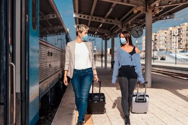 Two Happy Female Friends Protective Masks Walking Chatting Platform Train — Stock Photo, Image