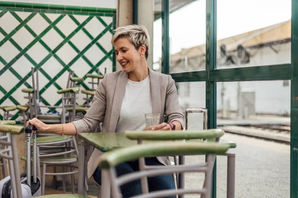 Voyager Femme Heureuse Avec Bagage Attente Dans Café Gare — Photo