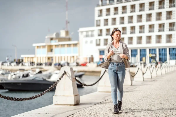 Retrato Una Joven Confiada Paseando Por Ciudad Por Puerto Deportivo —  Fotos de Stock