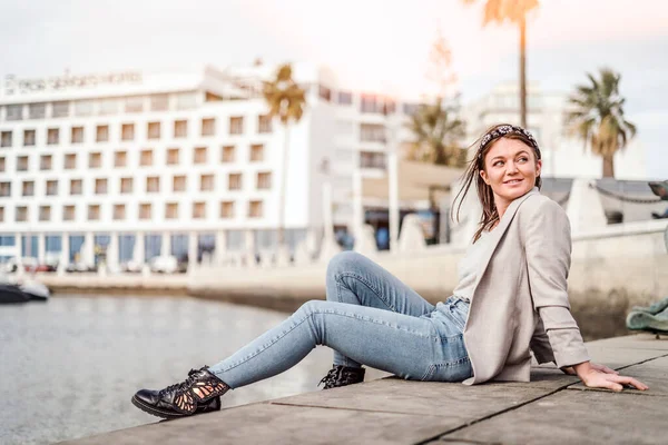 Egy Portré Egy Fiatal Nőről Aki Szabadban Szórakozik Kikötőben — Stock Fotó