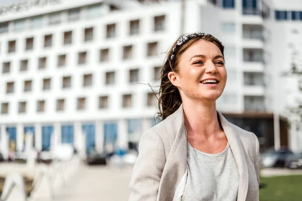 Ritratto Una Giovane Donna Sicura Che Passeggia Città Vicino Porto — Foto Stock