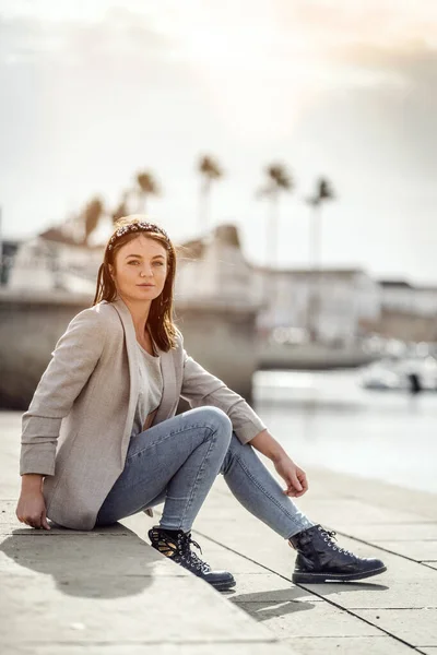 Een Portret Van Een Jonge Vrouw Genietend Van Tijd Buiten — Stockfoto