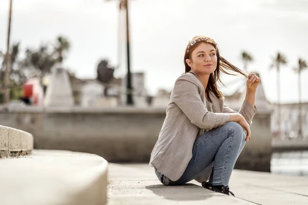 Retrato Una Joven Disfrutando Del Tiempo Aire Libre Puerto Deportivo — Foto de Stock