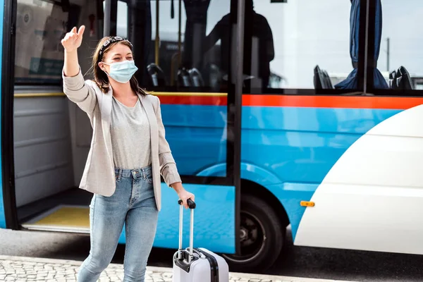 Młoda Kobieta Masce Bagażu Właśnie Wyszła Autobusu Długiej Podróży — Zdjęcie stockowe