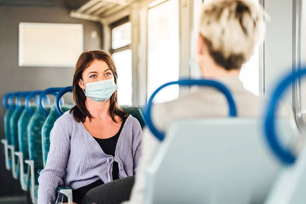 Een Paar Vrienden Die Een Masker Dragen Mooi Praten Tijdens — Stockfoto