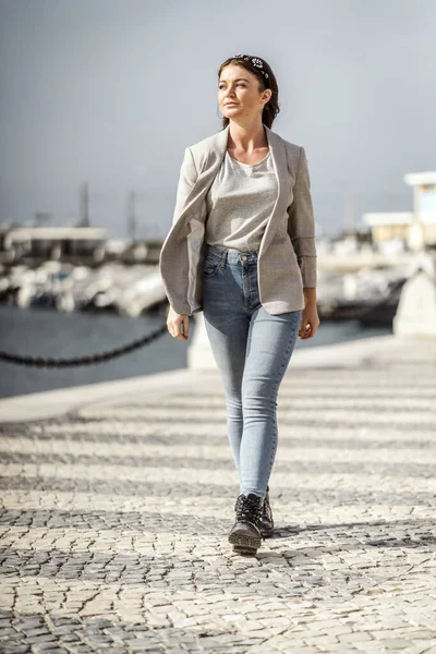 Retrato Uma Jovem Mulher Confiante Andando Cidade Pela Marina — Fotografia de Stock