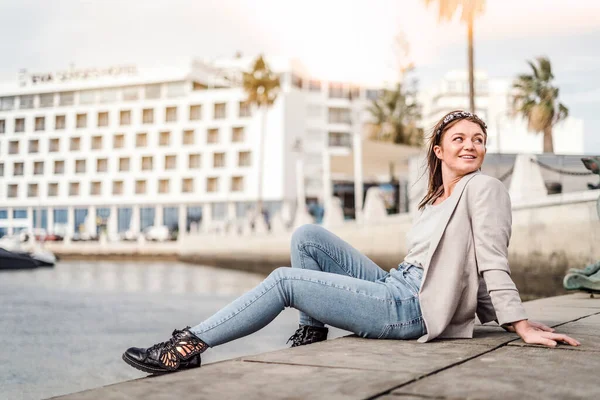 Egy Portré Egy Fiatal Nőről Aki Szabadban Szórakozik Kikötőben — Stock Fotó