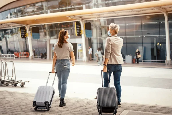 Female Friends Luggage Approaching Airport Ready Trip — Stock Photo, Image