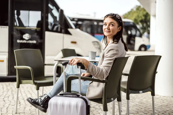 Young Traveler Luggage Protective Mask Sitting Cafe Waiting Her Bus — Stock Photo, Image