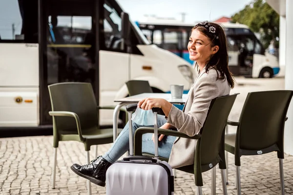 Young Traveler Luggage Protective Mask Sitting Cafe Waiting Her Bus — Stock Photo, Image