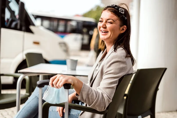 Een Jonge Reiziger Met Bagage Beschermende Masker Het Café Zitten — Stockfoto