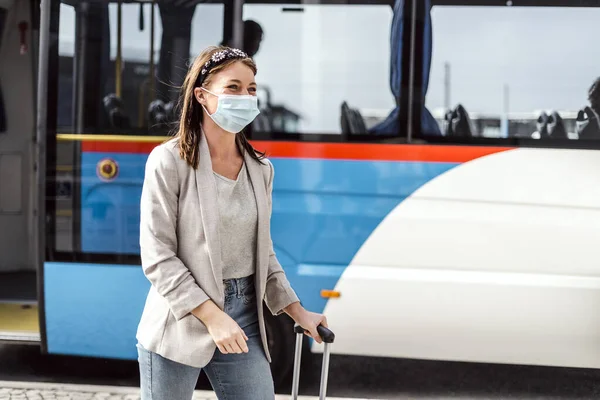 Young Woman Mask Luggage Has Just Left Bus Long Trip — Stock Photo, Image