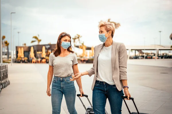 Reizende Vrouwen Met Beschermende Maskers Gesprek Bij Het Verlaten Van — Stockfoto