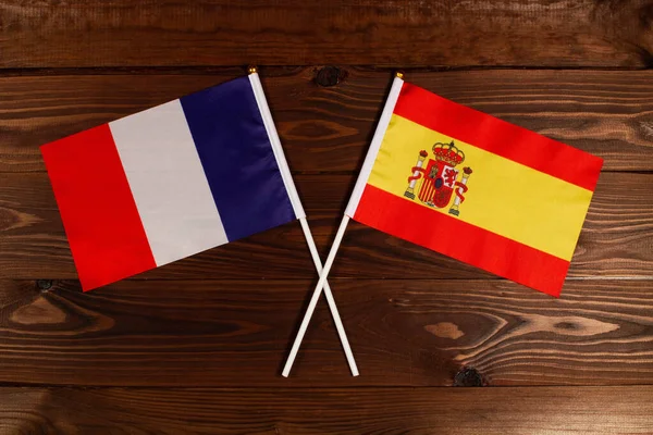 프랑스의 국기와 스페인의 국기가 그림은 국가들 관계를 줍니다 텔레비전 비디오 — 스톡 사진