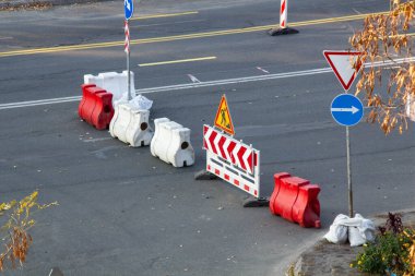 Yol kapalıdır. Yol Kapalı İşareti. Servis tabelası. Yol işareti ve sembol. Caddenin arka planında trafik tabelası var. Yol işaretleri. Yol tamiri. Sürücü uyarısı. Yerel tehlike. Sürücü Güvenliği